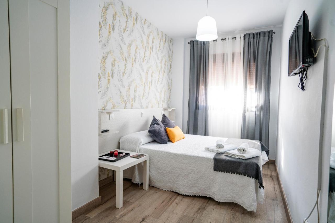 Hostal Plaza De Italia Caces Kültér fotó