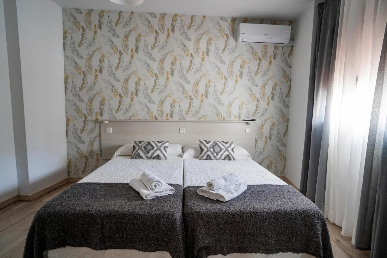 Hostal Plaza De Italia Caces Kültér fotó