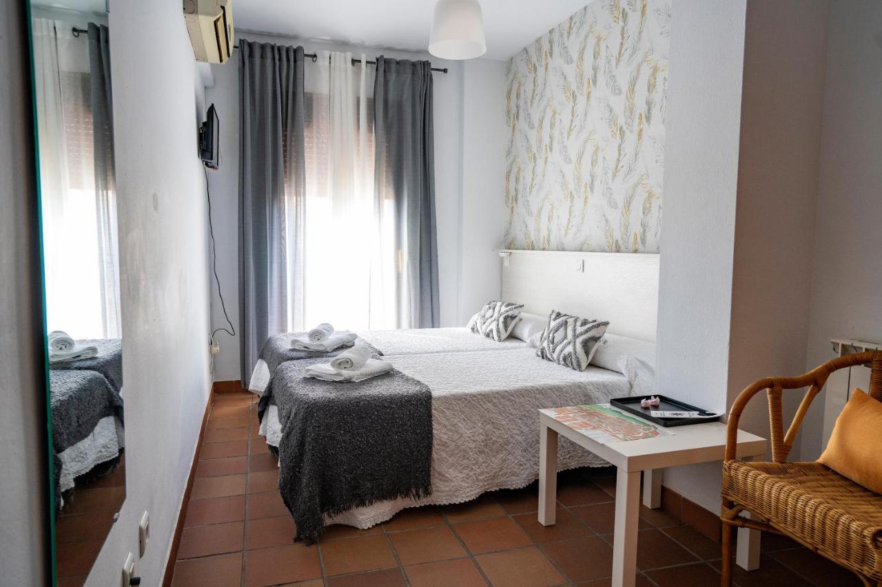 Hostal Plaza De Italia Caces Kültér fotó