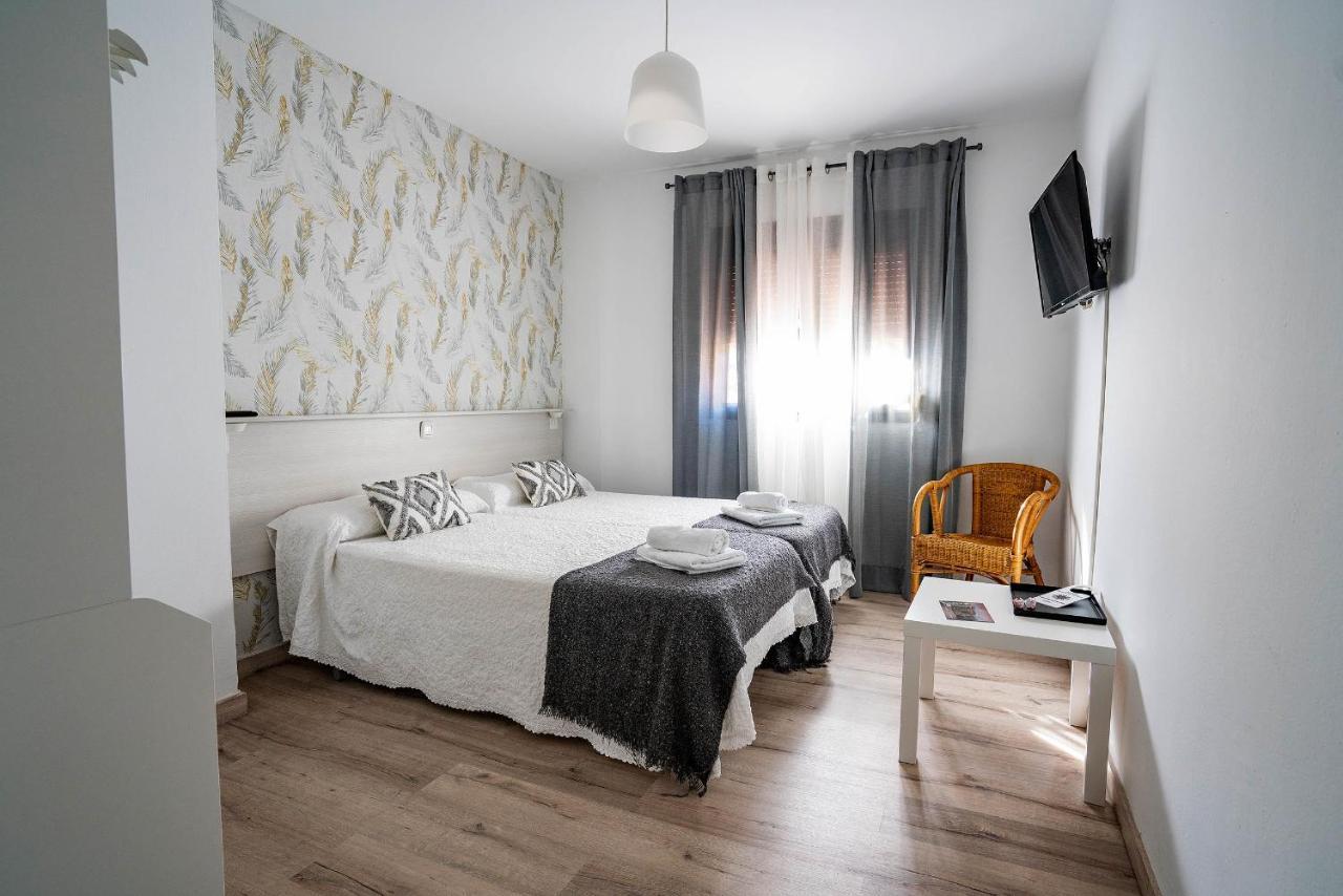 Hostal Plaza De Italia Caces Kültér fotó