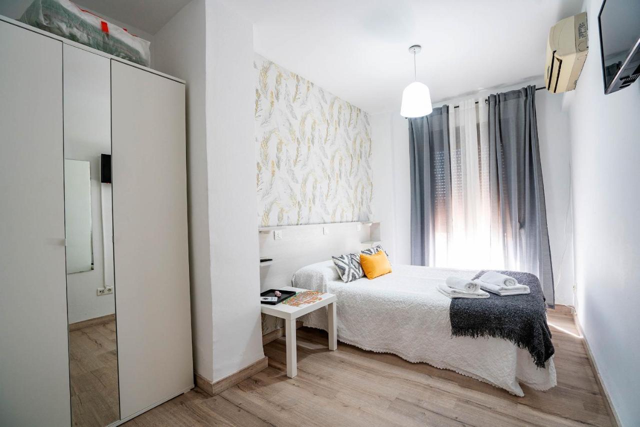 Hostal Plaza De Italia Caces Kültér fotó