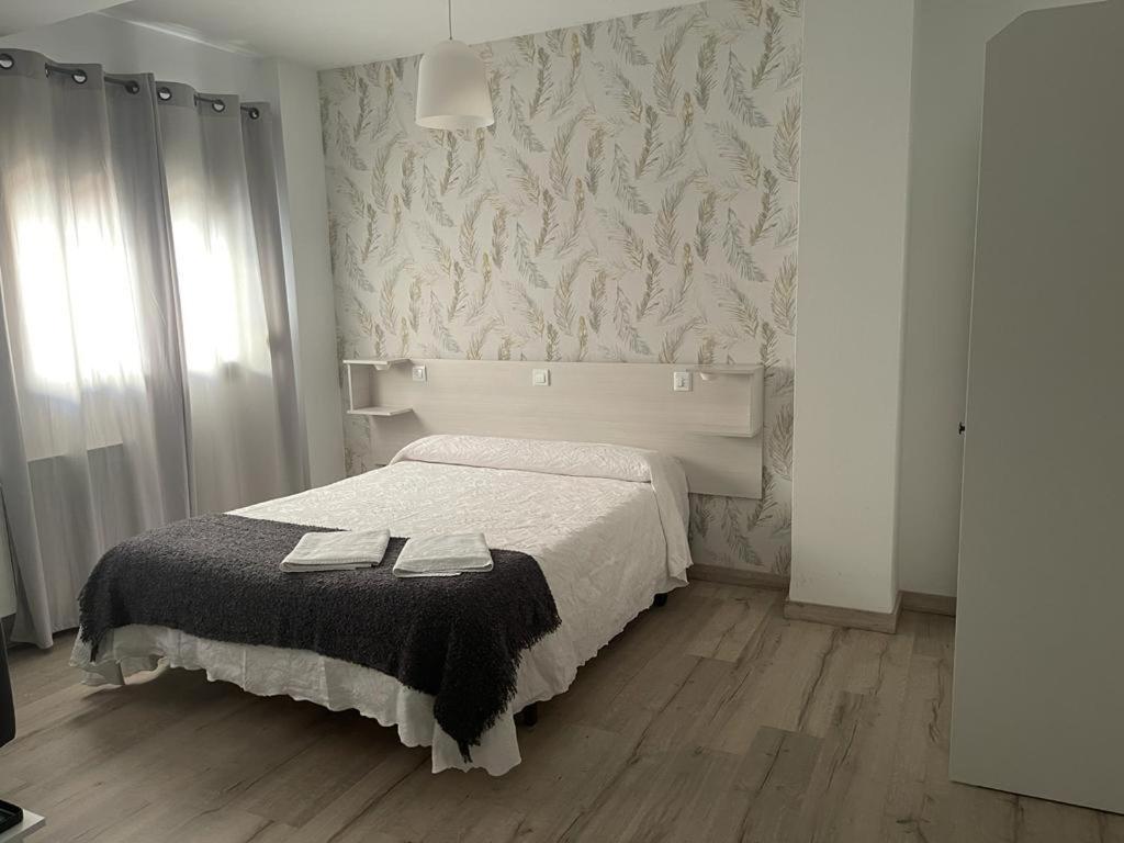 Hostal Plaza De Italia Caces Kültér fotó