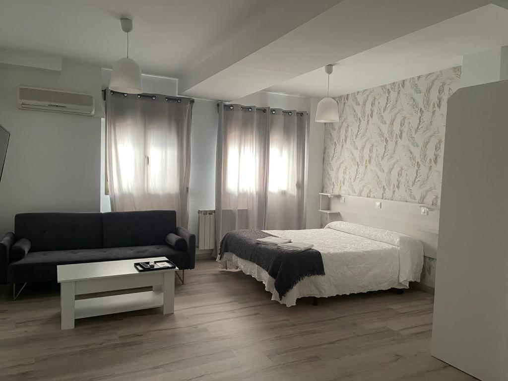 Hostal Plaza De Italia Caces Kültér fotó