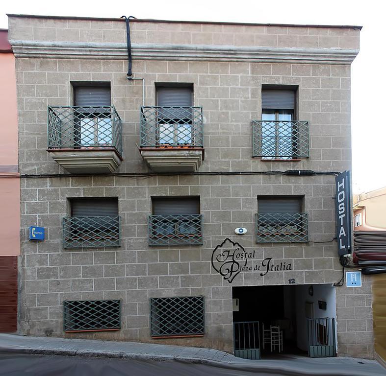 Hostal Plaza De Italia Caces Kültér fotó