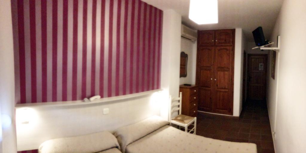 Hostal Plaza De Italia Caces Szoba fotó