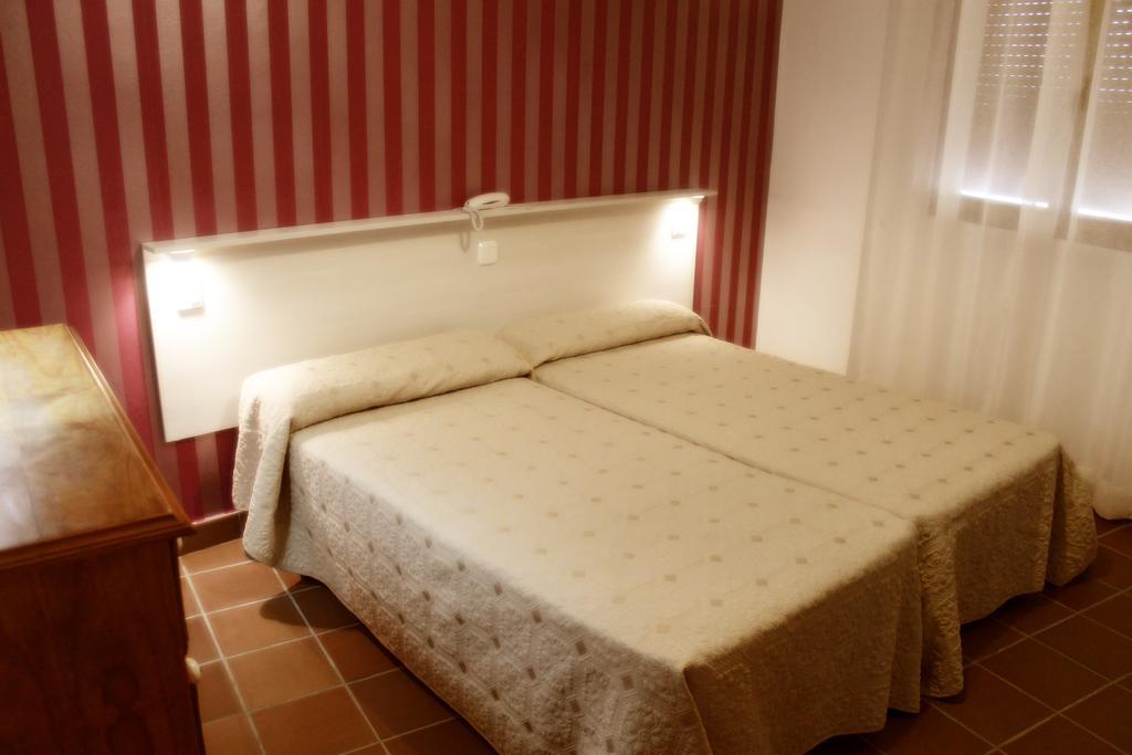 Hostal Plaza De Italia Caces Szoba fotó